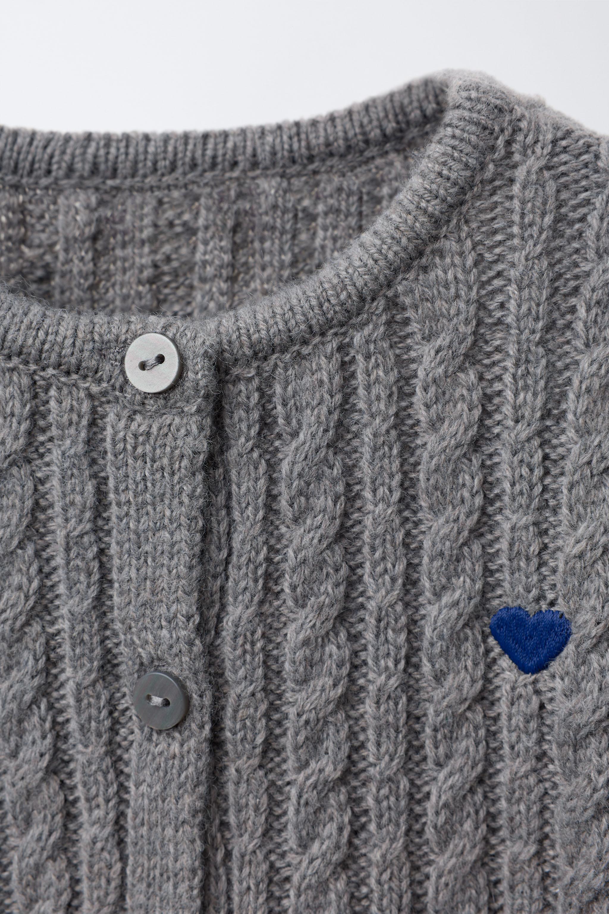 GILET EN MAILLE TORSADÉE BRODÉ AVEC LAINE